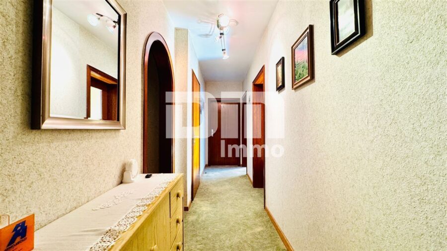 Modernisiertes Ein-/ Zweifamilienhaus inkl. PV-Anlage + Garage auf Traumgrundstück - WE2 OG Flur / Diele